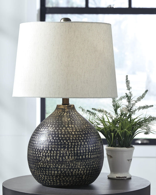 Signature Design by Ashley Maire Metal Table Lamp - Vaughn Outlet Kankakee IL